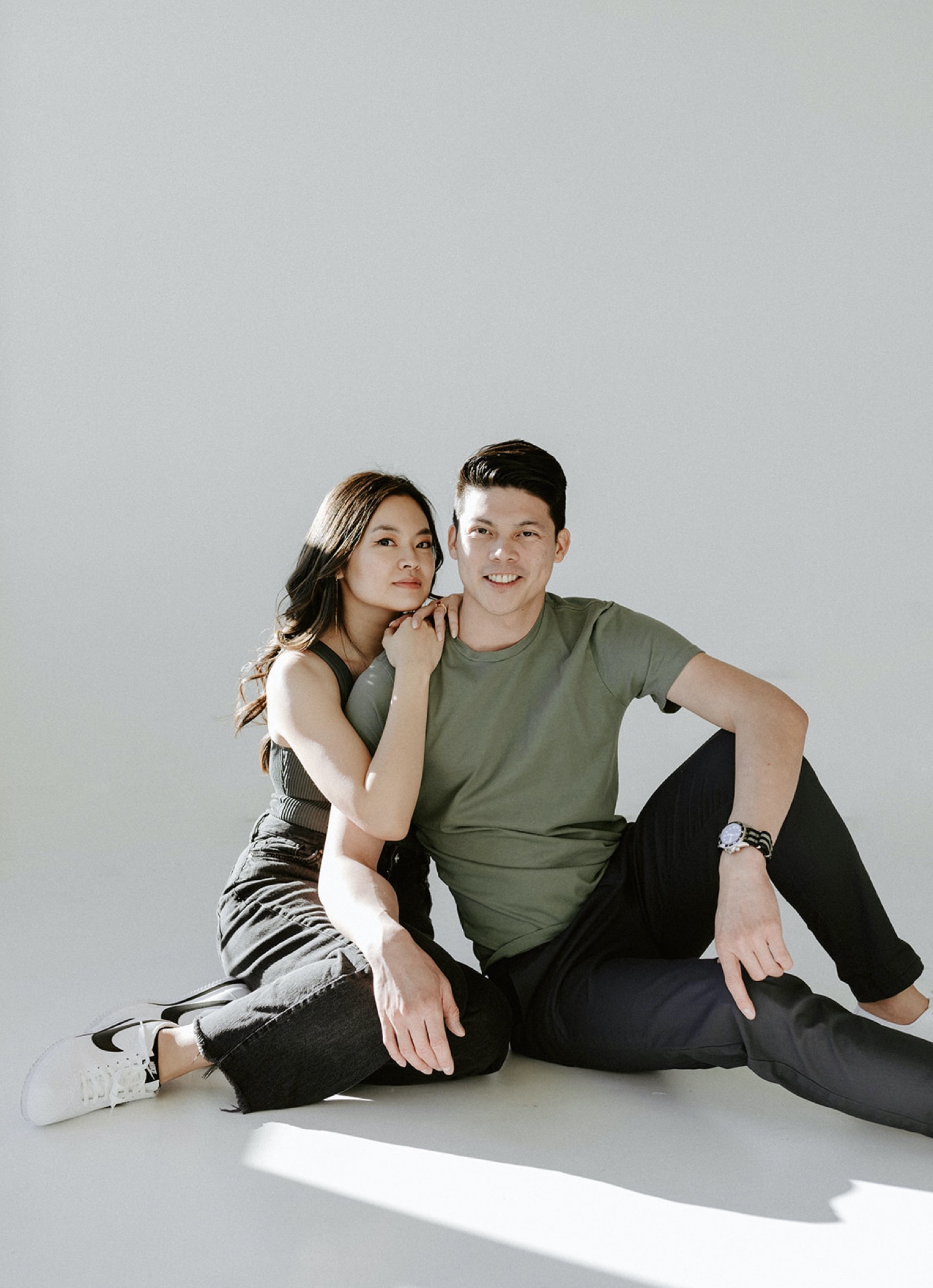 Some cute casual couple poses that are super easy 🥰📸🖤 #coupleposes ... |  TikTok