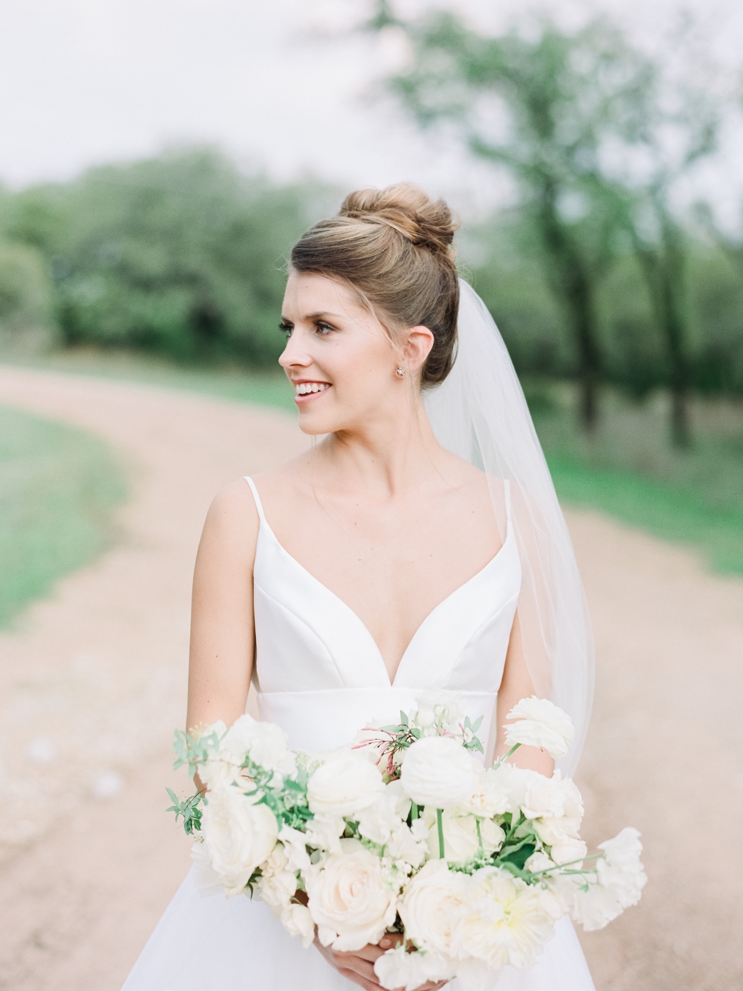 18 Ways to Style Wavy Hair for Your Wedding