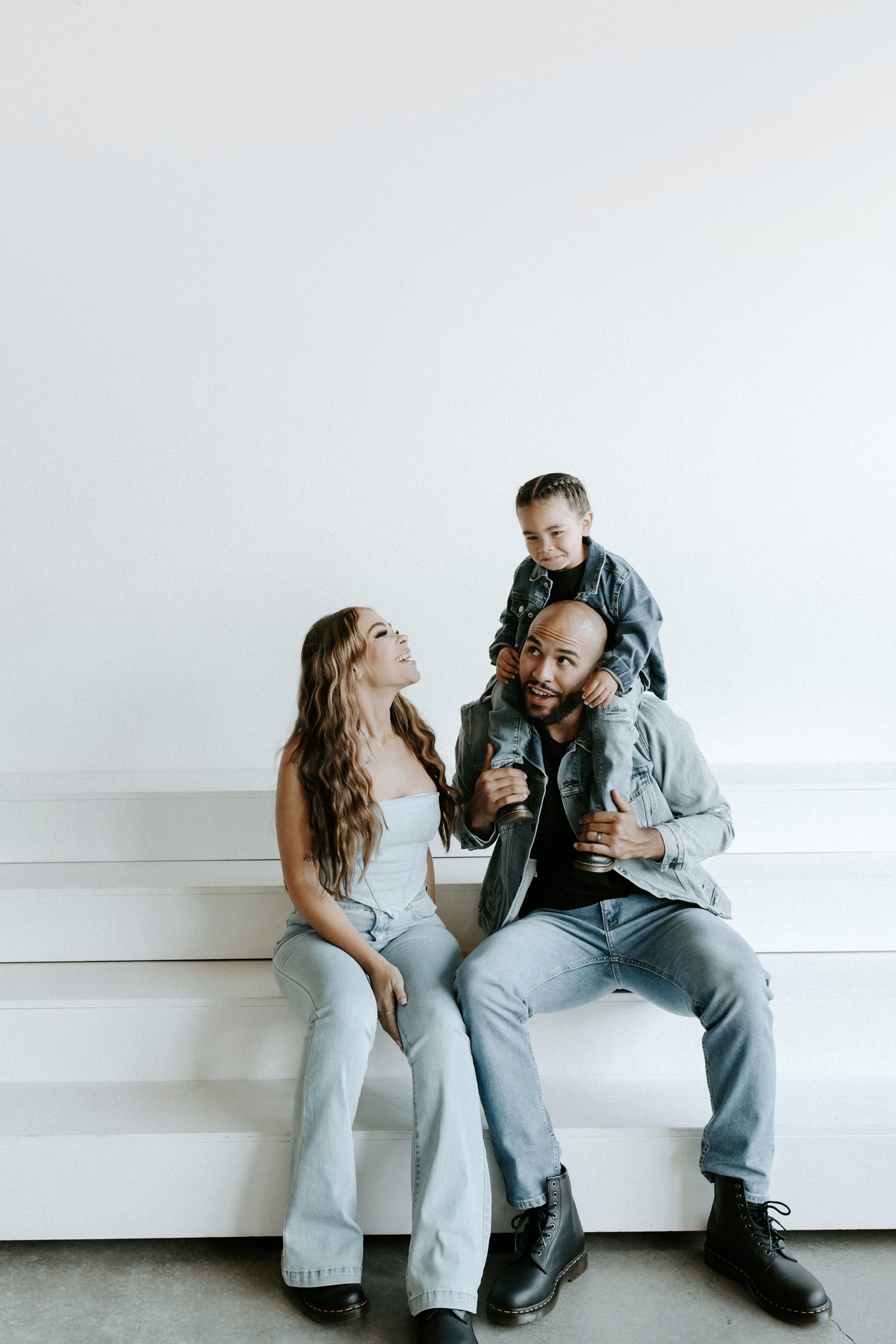 10 Basic Family Portrait Poses You Can Copy. How To Pose Family Groups