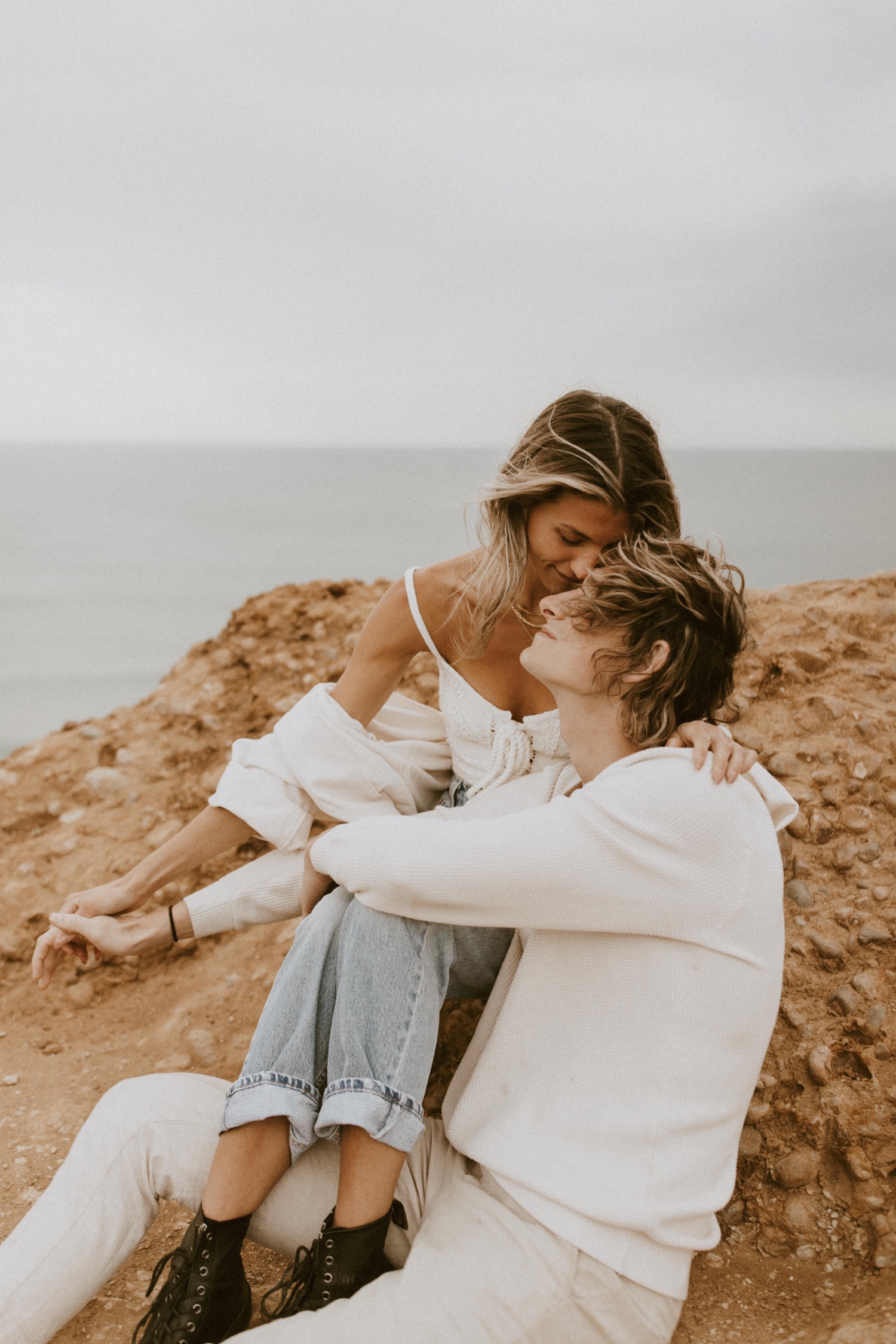 Best Couples Photography Poses 2020 Ideas - 7SEM PAD | Couples beach  photography, Couple photography poses, Engagement pictures poses