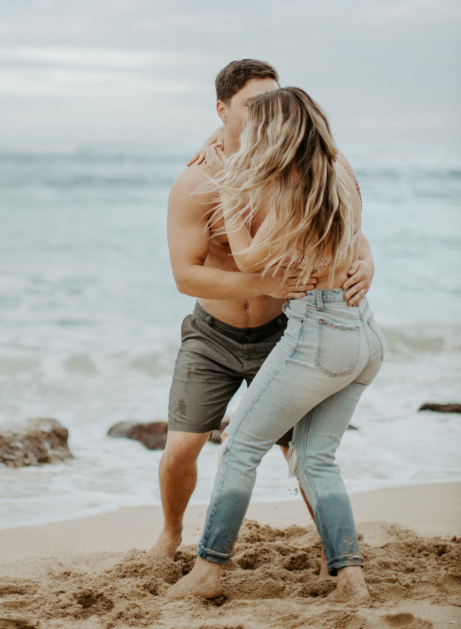 couple poses for pictures at beach｜TikTok Search