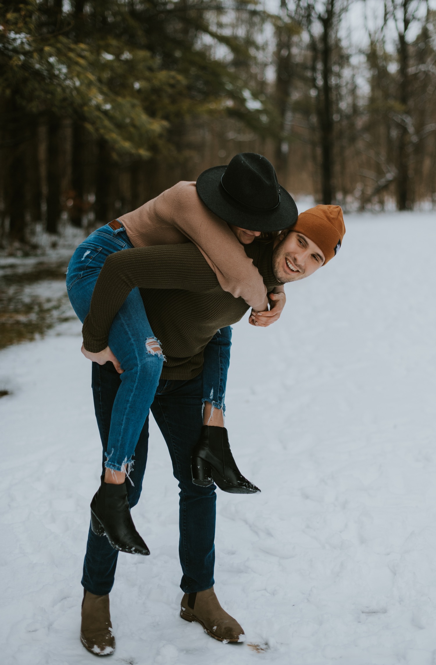 Midwest couple%E2%80%99s winter engagement photoshoot