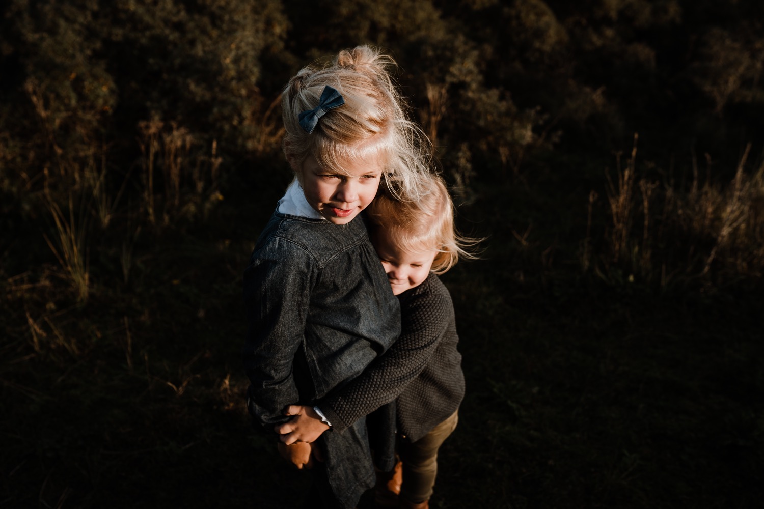 Gezinsfotograaf Zeeland Met Een Echt Meidengezin In Oostkapelle Door De Duinen En Aan Het