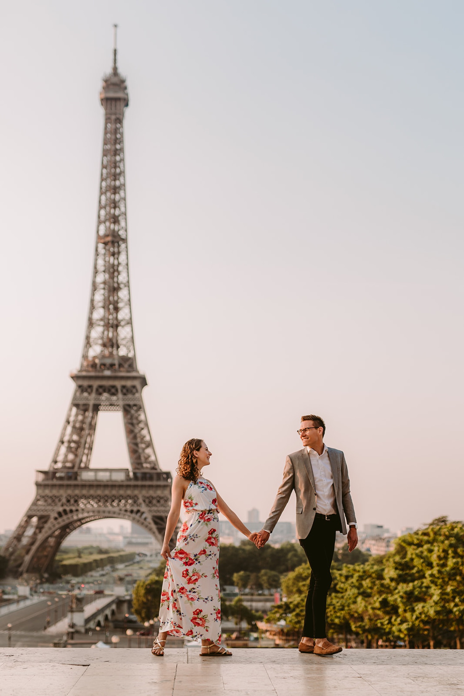 A young couple pose in front of the Eiffel Tower in Paris Stock Photo -  Alamy