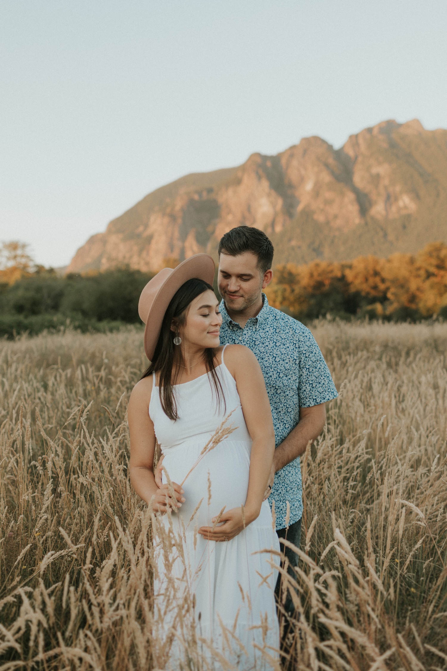 Golden Hour MATERNITY Session Posing, Prompts, & Tips! // BTS With