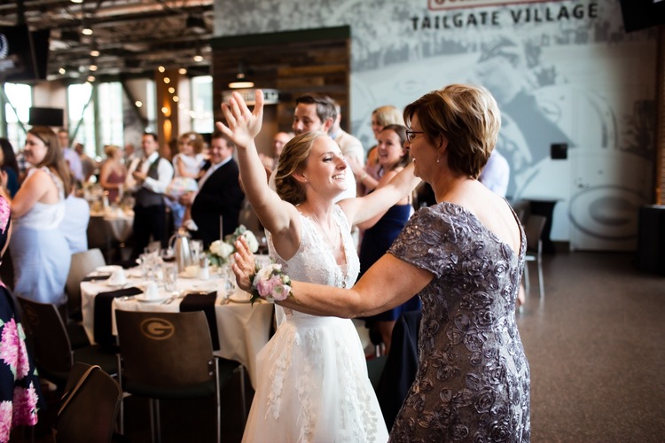 Johnsonville-Tailgate-Lambeau-Field-Wedding-124 - Shaunae Teske Photography