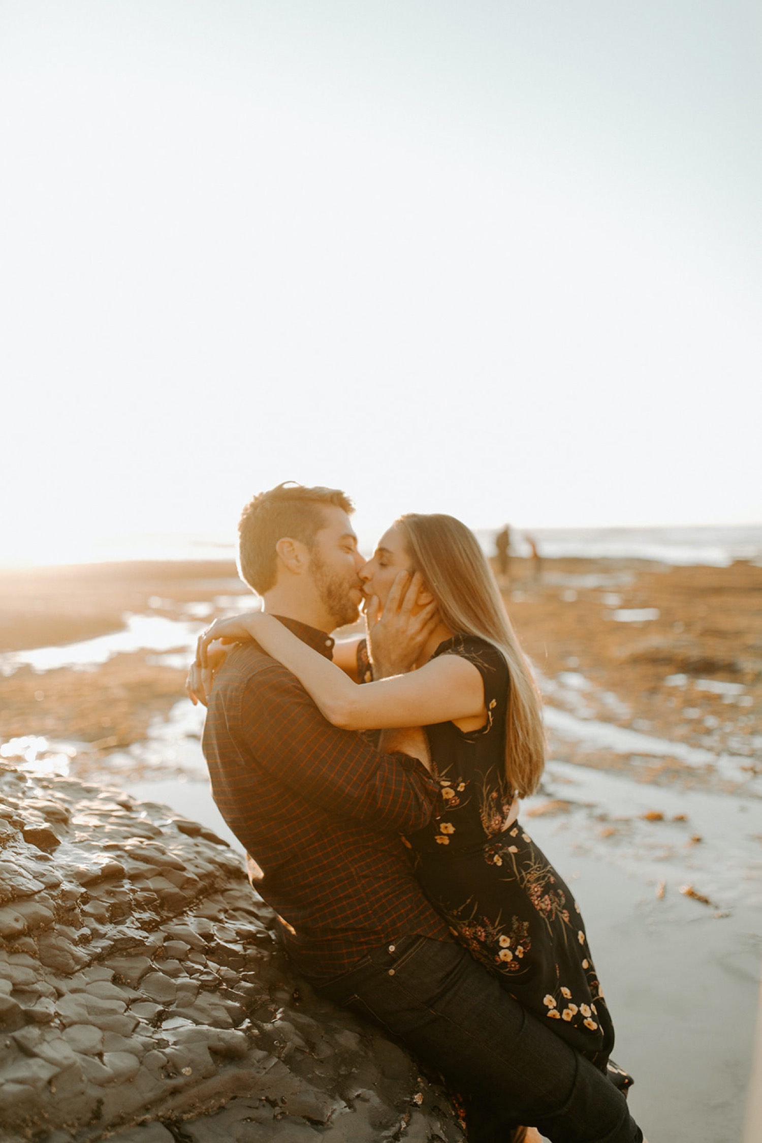 Romantic Couple in Seaside · Free Stock Photo