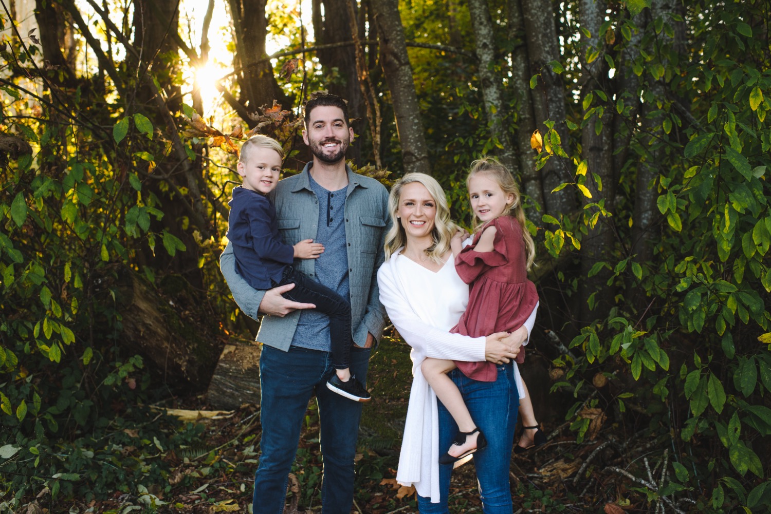 Family of 4 Pose Ideas | Big family photos, Family portrait poses, Fall  photoshoot family