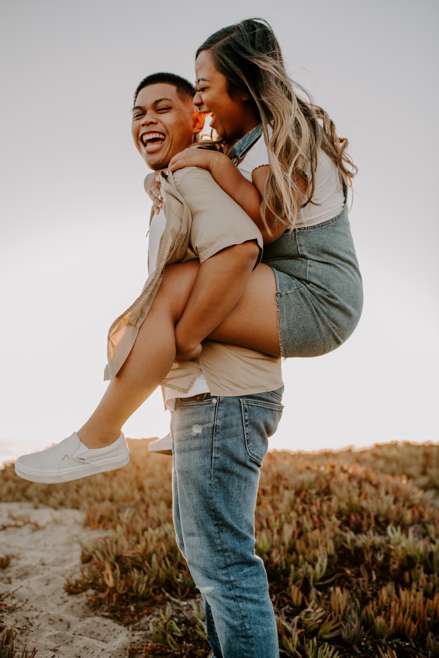 Couples Posing Guide : 15 Must Try Romantic Couple Photo Poses 2024