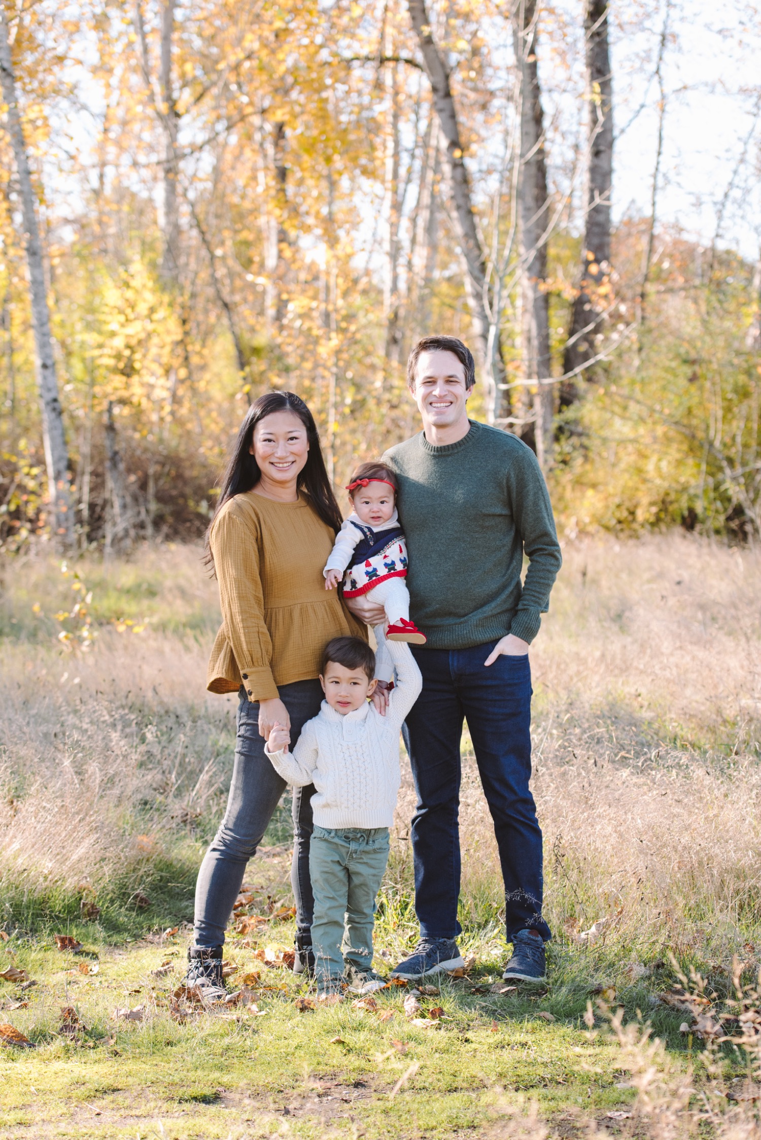 Family of 4 photo | Fall photoshoot family, Family portrait poses, Outdoor  family photos