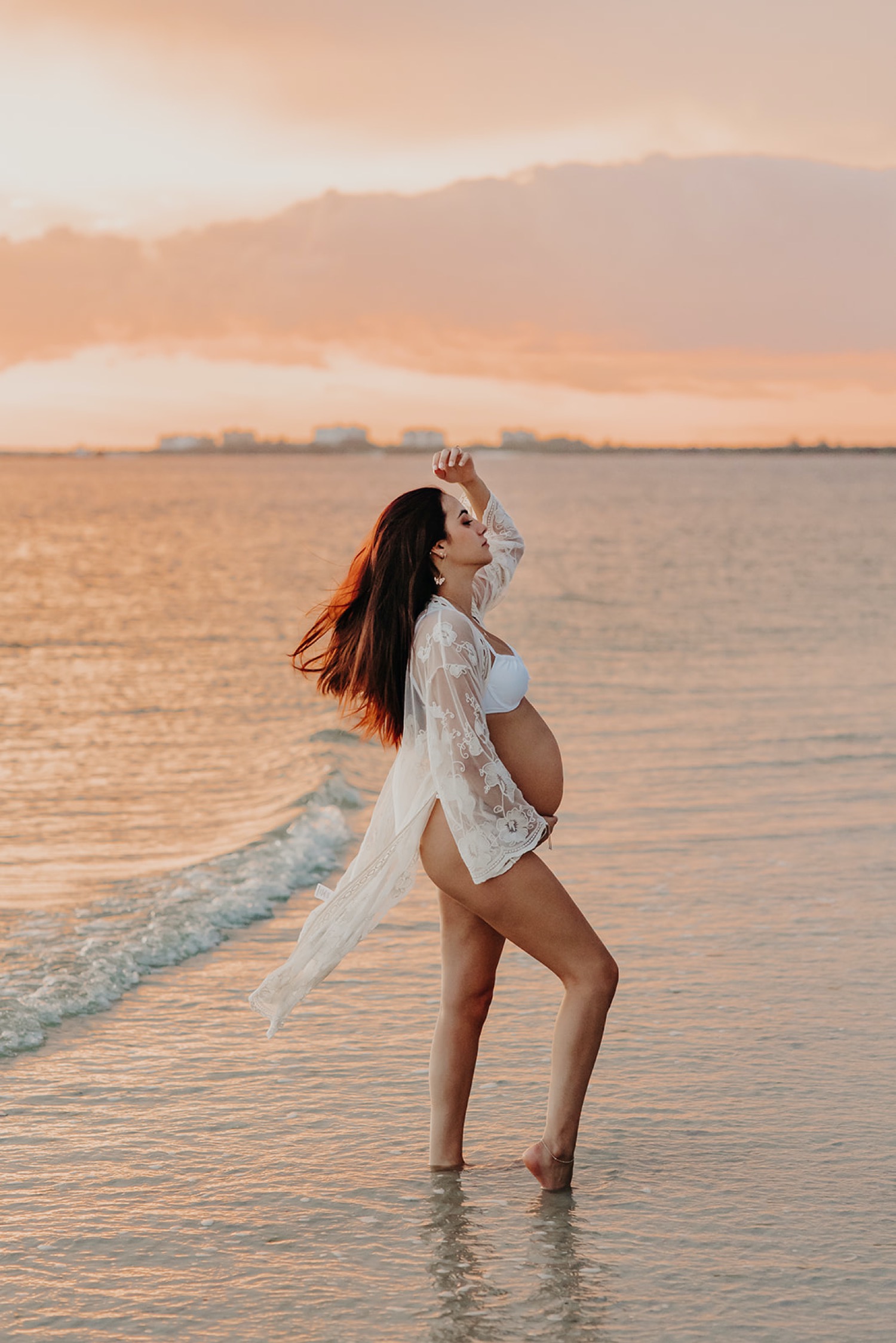 35 Maternity Poses Every Mom-To-Be Needs At Photoshoot | Maternity  photography poses, Maternity photoshoot poses, Pregnancy photoshoot