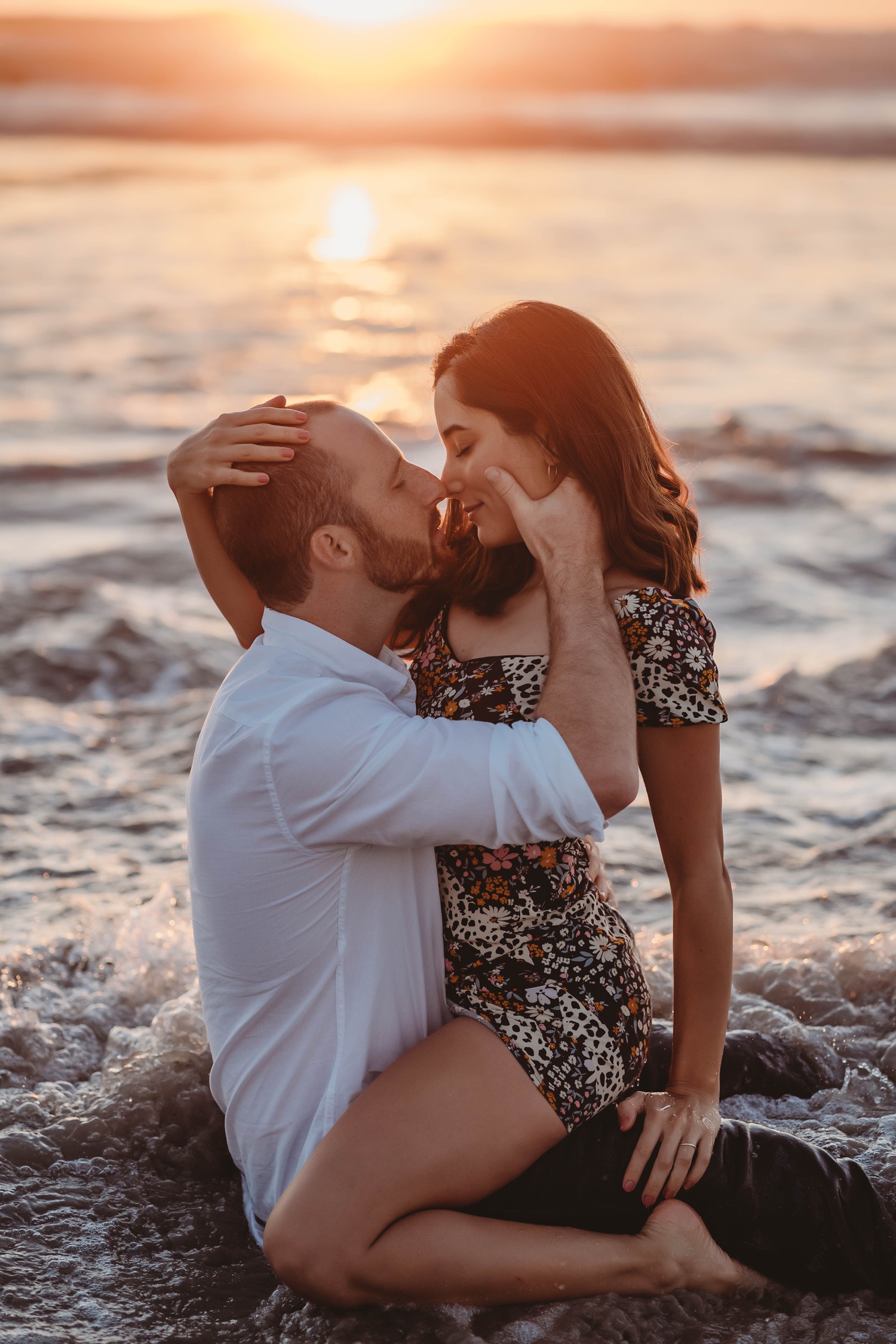 45+ Best Couple Photoshoot Outfit Ideas: What To Wear For Your Engagement  Sessio… | Pre wedding photoshoot beach, Couples beach photography, Beach  photography poses