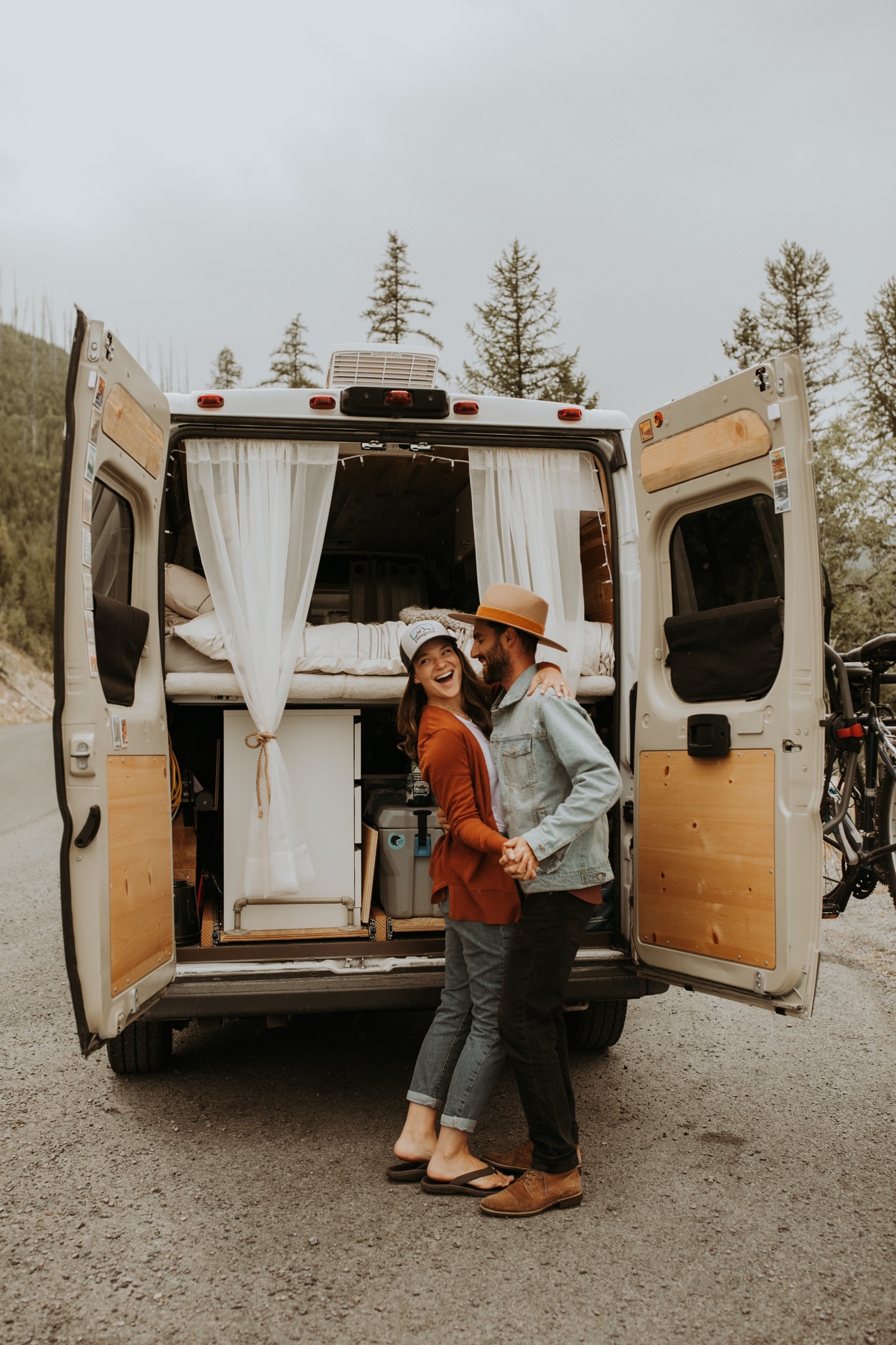 https://content1.getnarrativeapp.com/static/d8cfeaae-872b-4f62-9cb1-9e8c6baf74b5/vanlife-Mountain-Couples-photographer-Session-in-Montana.jpg?w=1500