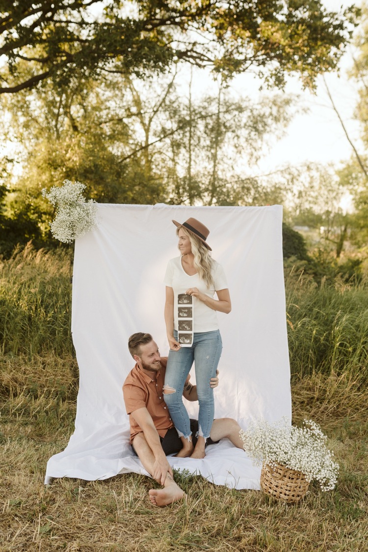 https://content1.getnarrativeapp.com/static/de48a9e0-3828-438e-a12b-4221bd8cb298/Jasmine-Michael%E2%80%99s-Summer-Baby-Announcement-session-Muskoka-Ontario-Intimate-Wedding-Elopement-Traveling-Photographer-maddie-mellott-photography-Couple-session.jpg?w=750