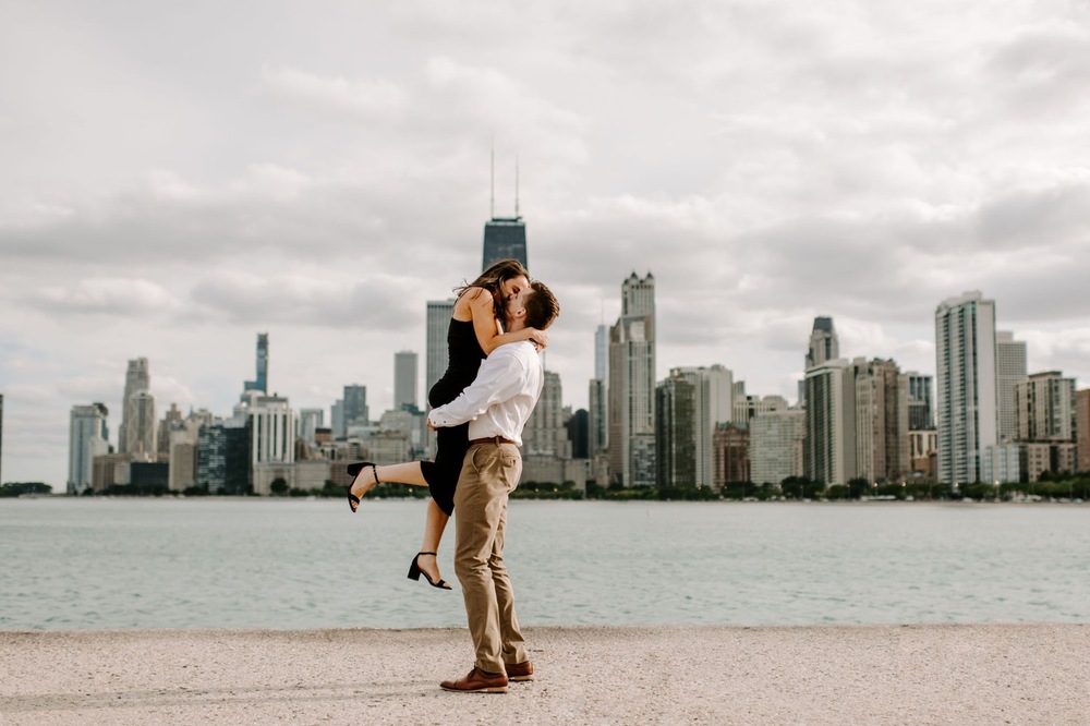 Chicago Illinois  Top 5 Best Photo Spots in Chicago by Photographs by Teresa. This blog post includes posing and location ideas for photoshoots. Book your Chicago photo session and browse the blog for more inspiration couples photography chicagophotographer 