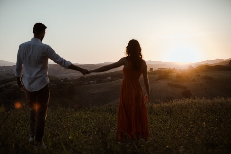 34 foto romantiche e 1 video per fidanzati: Engagement da sogno Marche